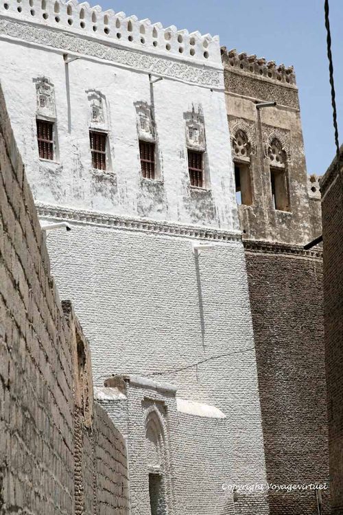 La salle principale des habitations se situe le plus souvent à l'étage supérieur
Mots-clés: Zebid Zabid