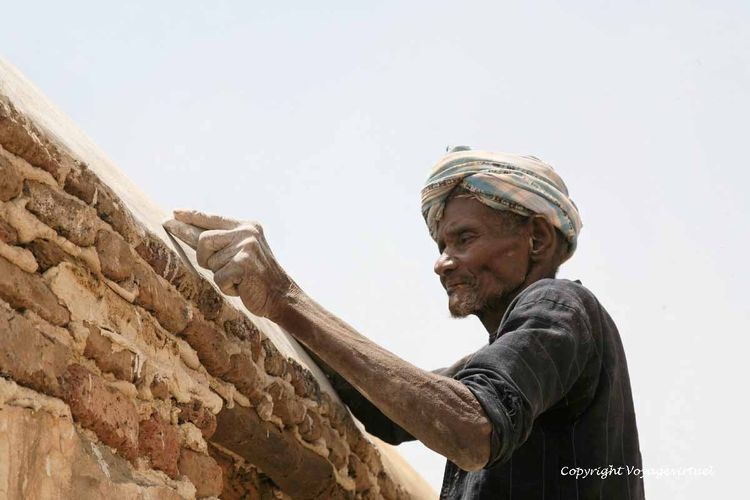 Ponçage minutieux au caillou du fait d'un mur, ainsi la pluie glissera
Mots-clés: Zebid Zabid