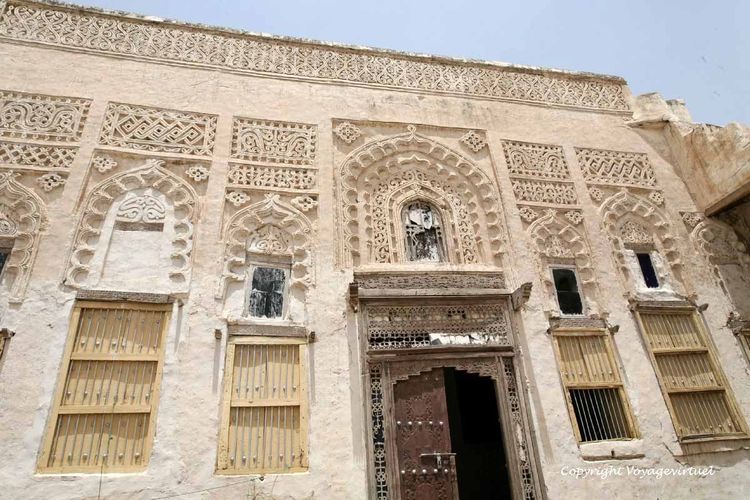 Porte et façade d'un palais
L'entrée ne se découvre qu'après être entré dans une cour et avoir grimpé pas mal d'escaliers
Mots-clés: Zebid Zabid palais
