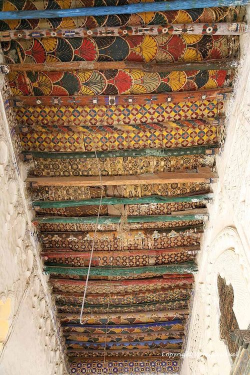 Plafond multicolore en bois peint d'un palais des Mille et une Nuits
Pas n'importe lequel, puisqu'il parait que Pasolini lui-même y a tourné !
Mots-clés: Zebid Zabid palais