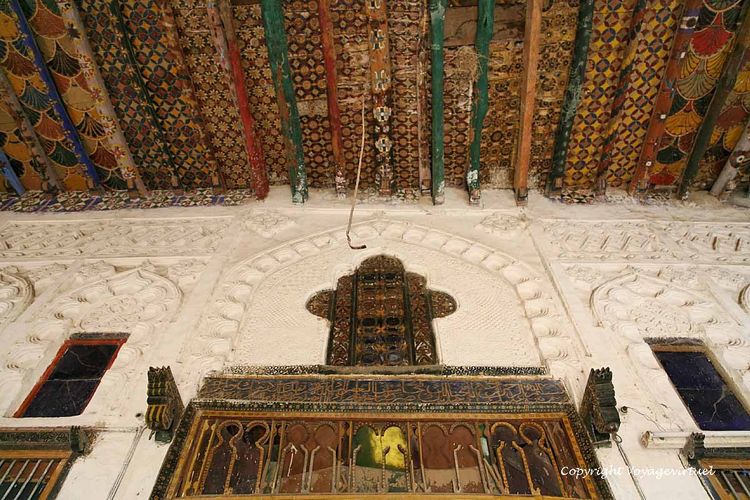 Plafond et haut de porte peints au milieu des stucs
Mots-clés: Zebid Zabid palais