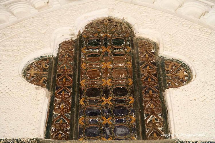 Gros-plan sur peinture et sculpture murale
J'allais dire stucpture !
Mots-clés: Zebid Zabid palais