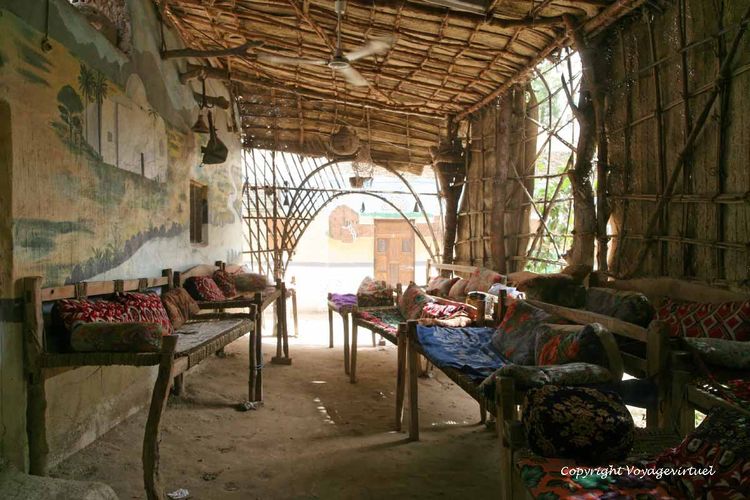 Serir, les bancs tressés de la Tihama dans la guest-house
Mots-clés: Zebid Zabid